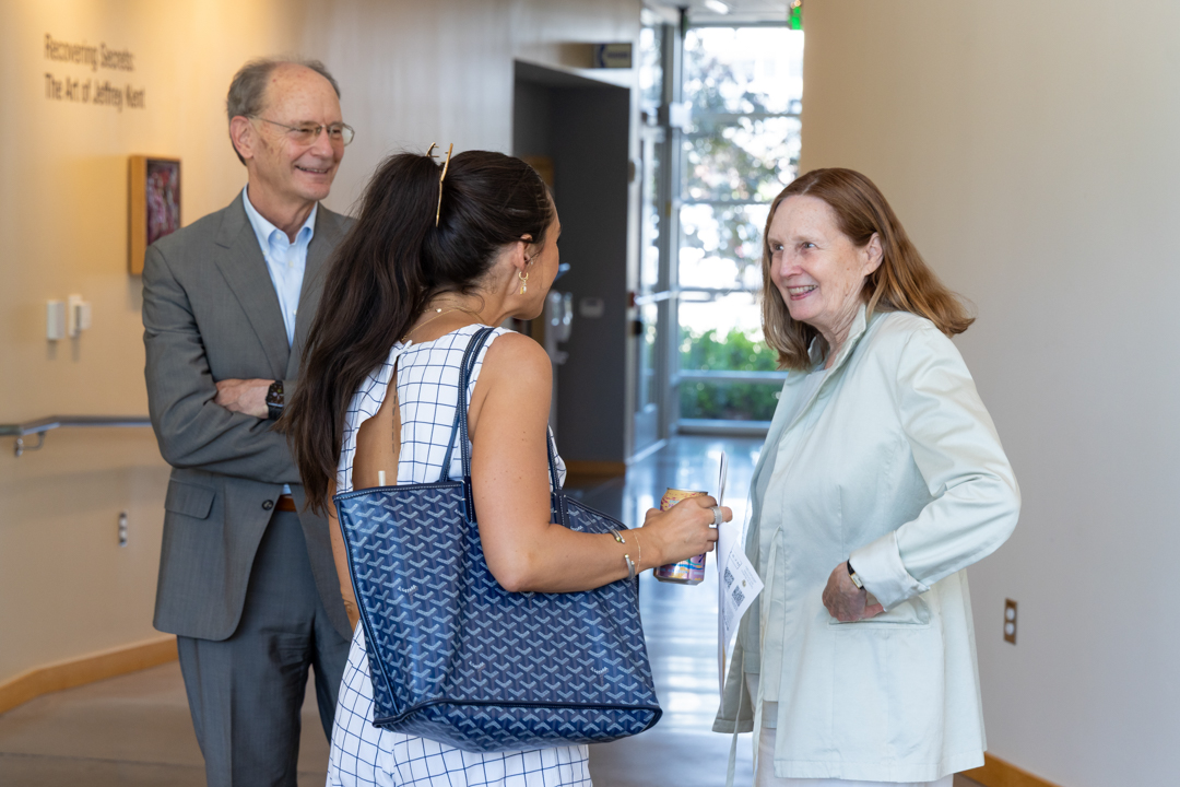 Threepeopletalkinginalobby