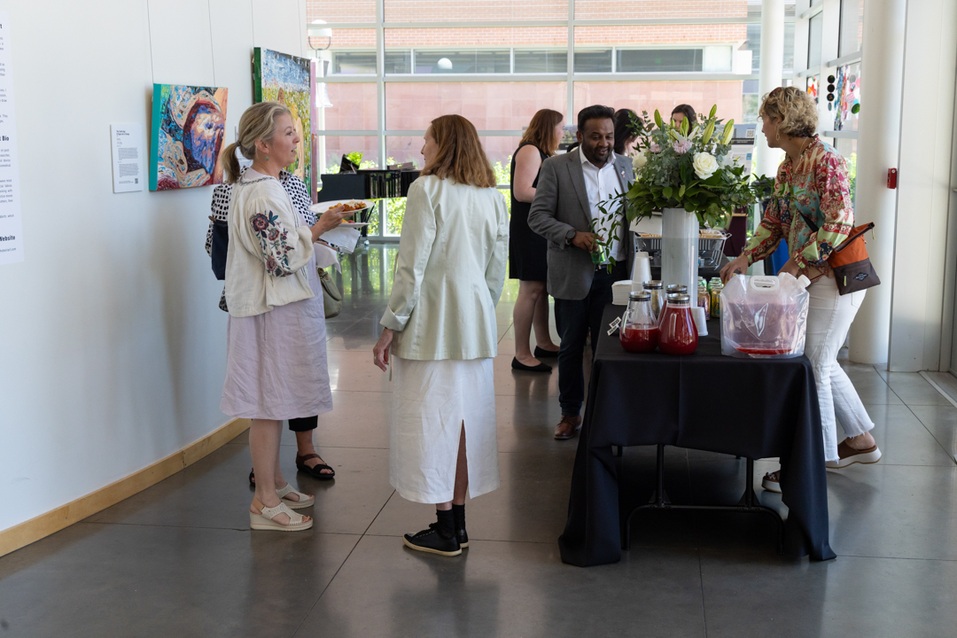 Peoplegatheringandgrabbingatbitetoeatinalobby