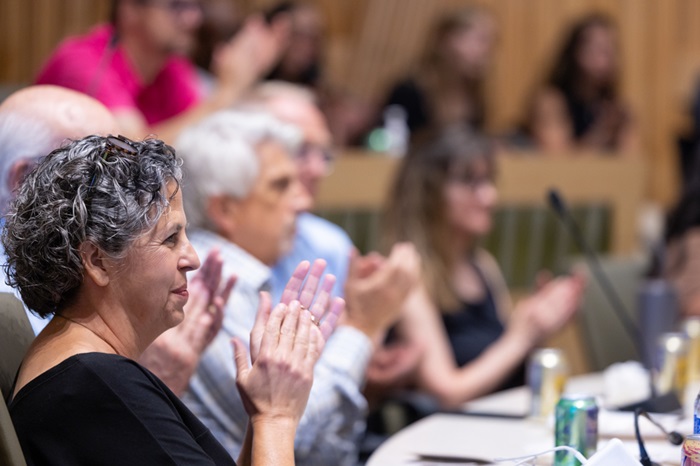 Peopleclappingfortheguestspeakers