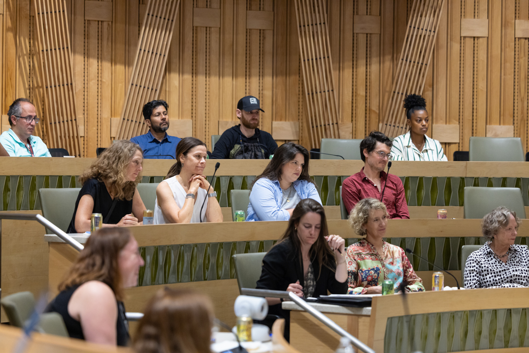 Audiencememberslookingforwardlisteningtoresponsesfrompanelists