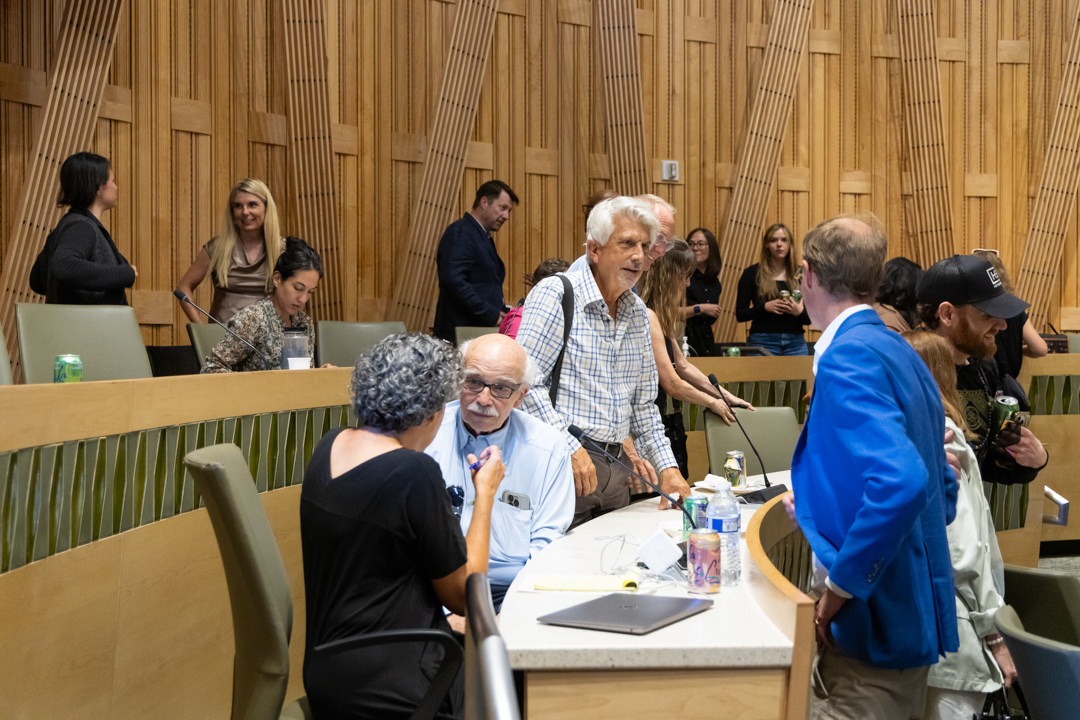 Gueststurnedandtalkingtooneanotherinacircularauditorium