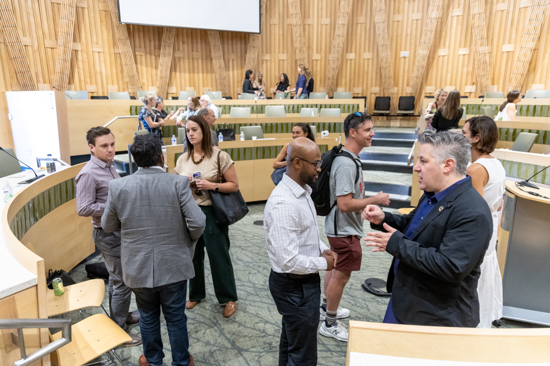 Gueststurnedandtalkingtooneanotherinacircularauditorium