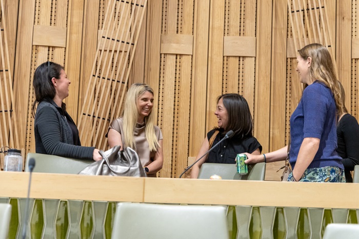 Gueststurnedandtalkingtooneanotherinacircularauditorium