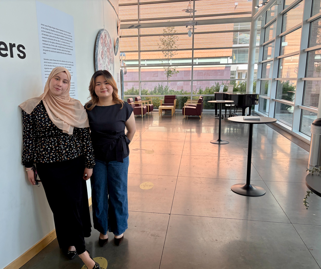 Twostudentsstandingoutsidethegallery