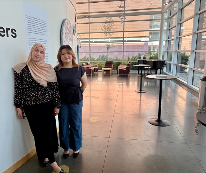 Twostudentsstandingoutsidethegallery