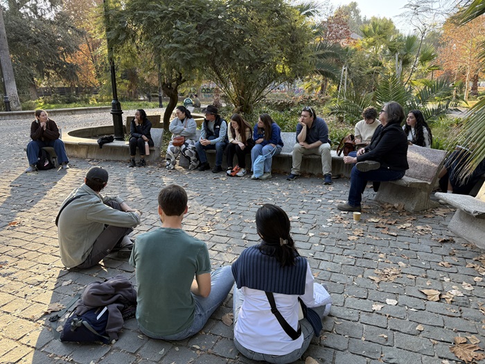 StudentsandfacultydiscussingthedaysactivitiesatParqueQuintaNormal
