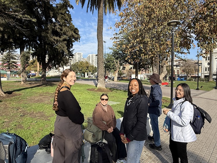 StudentsonavisittothecoastaltownofValparaiso