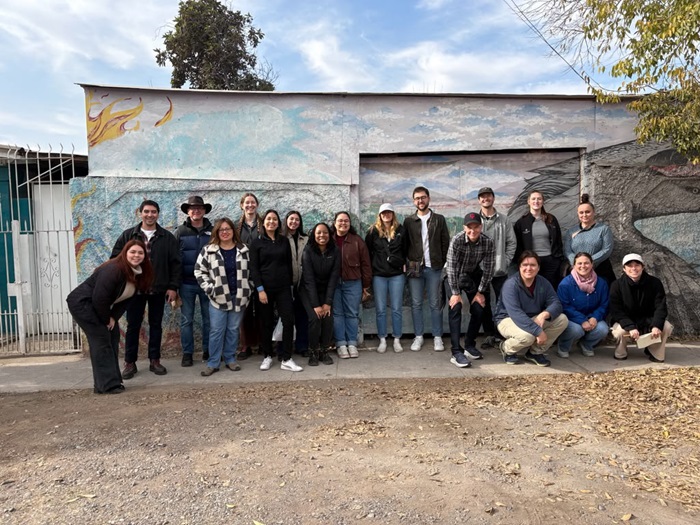 StudentsfacultyandlocalplanningstaffposeintheMunicipalityofLoEspejo