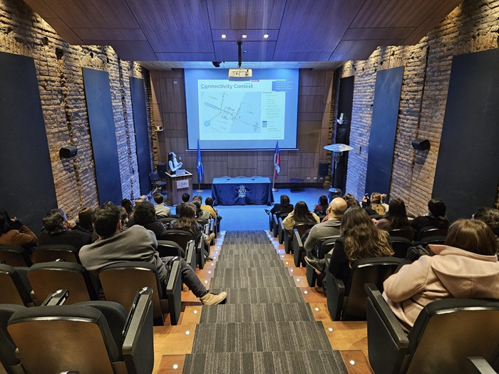 AstudentfromtheclasspresentsaportionofthefinalprojectdesignattheUniversityofChile