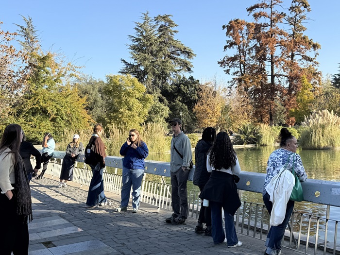 StudentsvisitingtheParqueQuintaNormalinSantiago